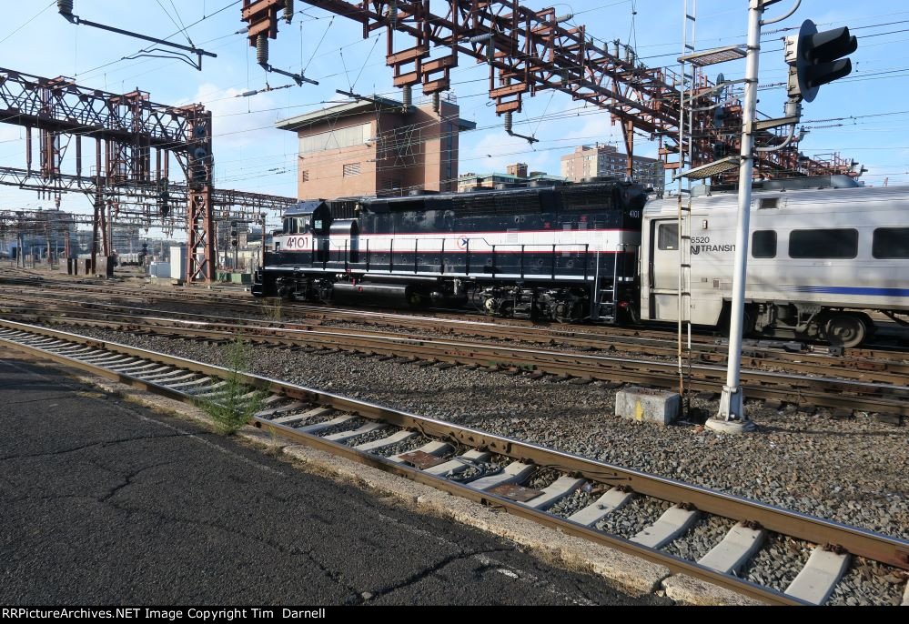 NJT 4101 backs into the station